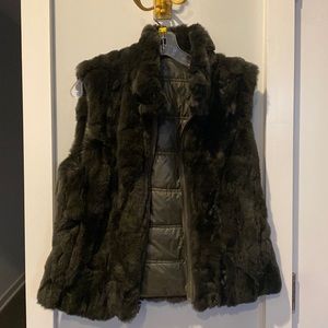 Reversible dark green rabbit fur puffer vest - size XS